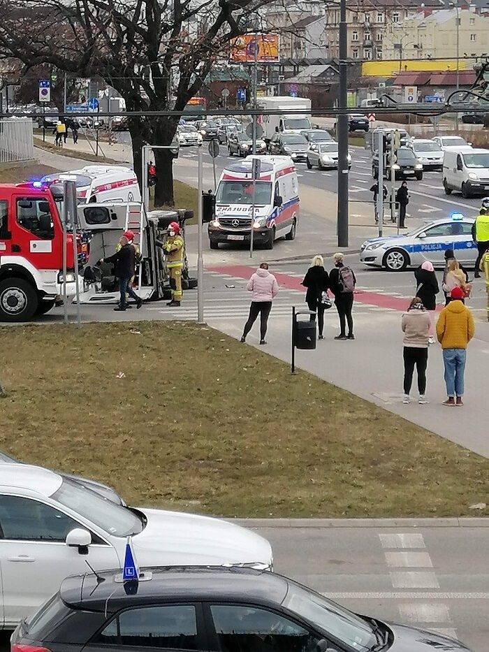 Karetka po zderzeniu z samochodem przewróciła się na bok | fot. czytelnik Paweł