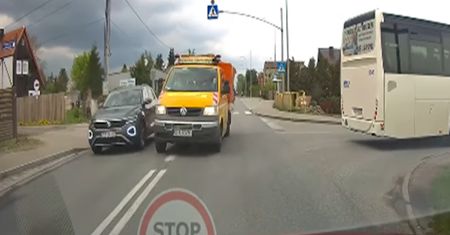 Krok od tragedii na drodze. Nagranie ze służbą drogową z Pomorza