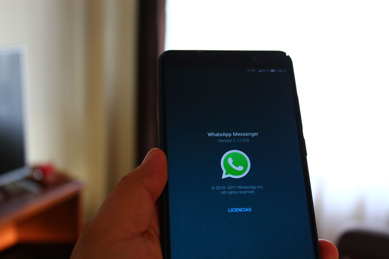 Tryb ciemny w WhatsApp z poważnym problemem. Projektanci zapomnieli o daltonistach