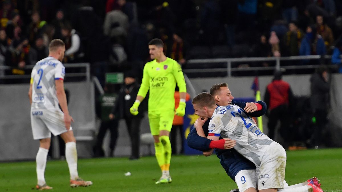 Szczecin, 20.04.2022. Piłkarze Rakowa Częstochowa Vladislavs Gutkovskis (P) i Sebastian Musiolik (P-tył) cieszą się ze zwycięstwa po meczu Ekstraklasy z Pogonią Szczecin, 20 bm. (gj) PAP/Marcin Bielecki