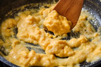 Jedna łyżka na jedno jajko. Nie ma lepszej jajecznicy