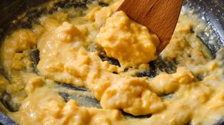 Jedna łyżka na jedno jajko. Nie ma smaczniejszej jajecznicy