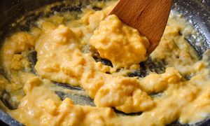 Jedna łyżka na jedno jajko. Nie ma smaczniejszej jajecznicy