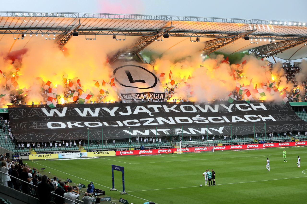 Legia Warszawa. Tłum kibiców na "Żylecie". Czy sanepid zbada sprawę?