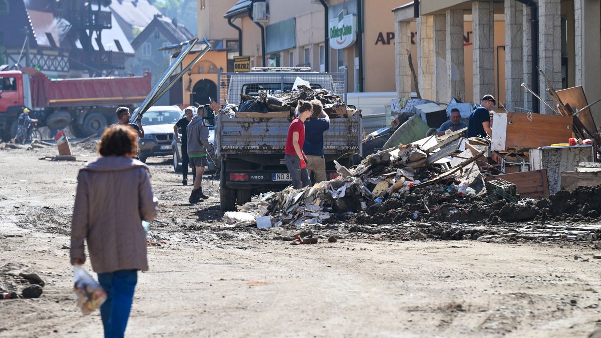 Stronie Śląskie (woj. dolnośląskie), 20.09.2024. Miasto Stronie Śląskie po powodzi, 20 bm. (aldg) PAP/Maciej Kulczyński