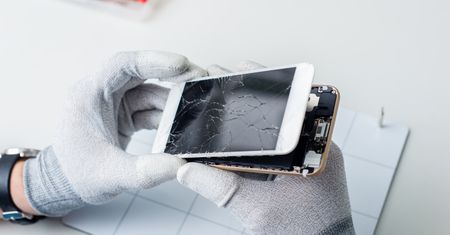 Koniec wymieniania smartfona co dwa lata. UE robi porządek z prawem