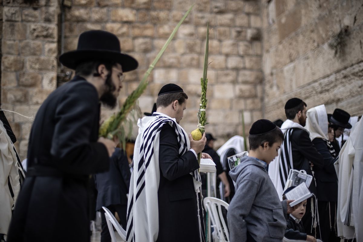 Żydzi modlą się przy Ścianie Płaczu