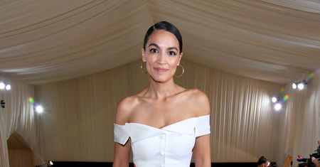MET Gala 2021. Kongresmenka Alexandria Ocasio-Cortez w sukni z napisem "Tax the rich"
