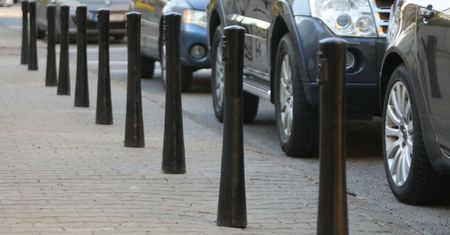 Słupki zamiast parkingów. Mieszkańcy Katowic nie kryją oburzenia: był czas