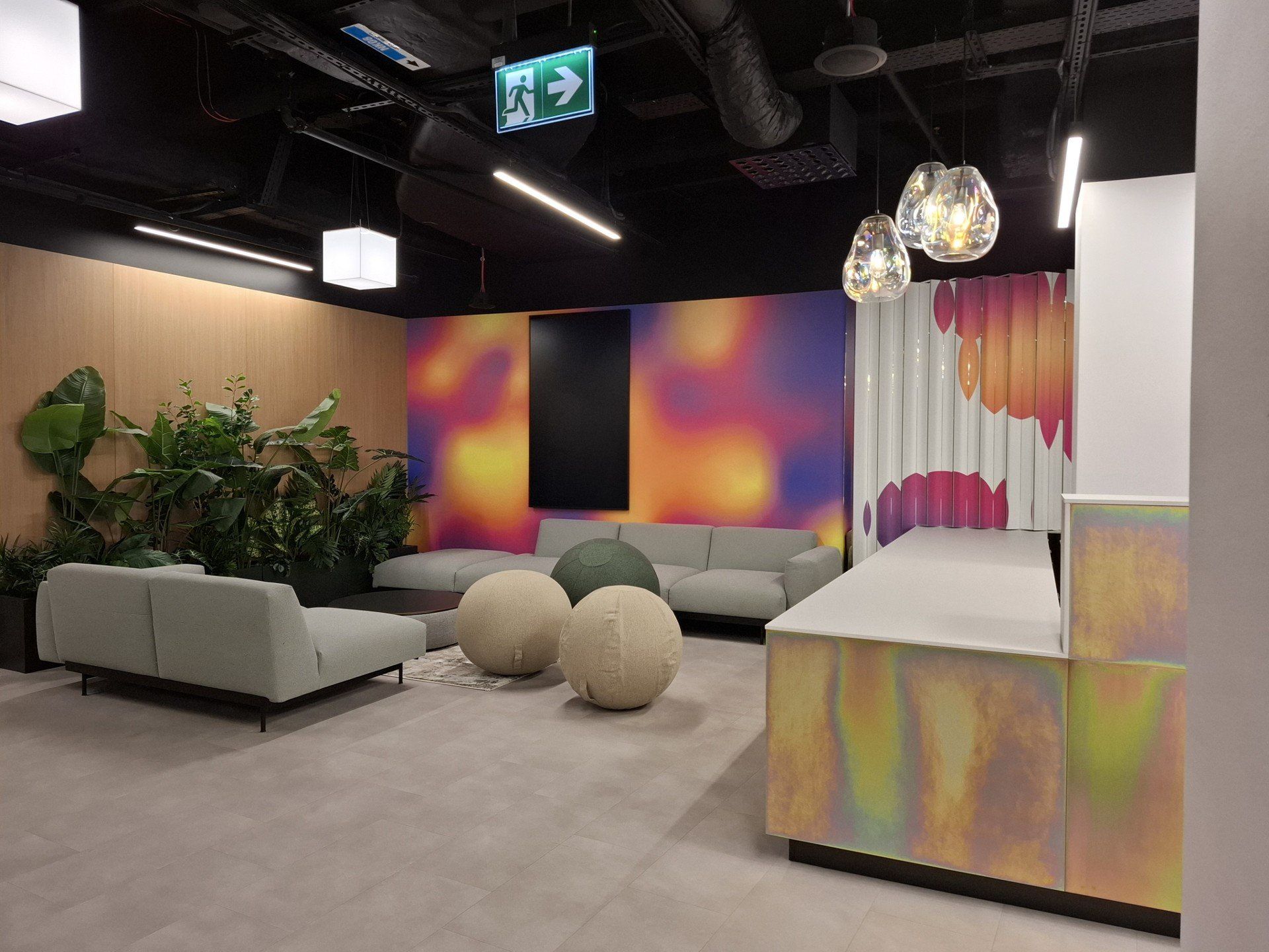 Renoma we Wrocławiu - ikona modernizmu w nowej odsłonie - nowoczesne biura Ace of Space, centrum handlowe i miejsce spotkań.