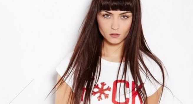 Protesty i poparcie dla House za koszulkę z „F*ck your xmas”