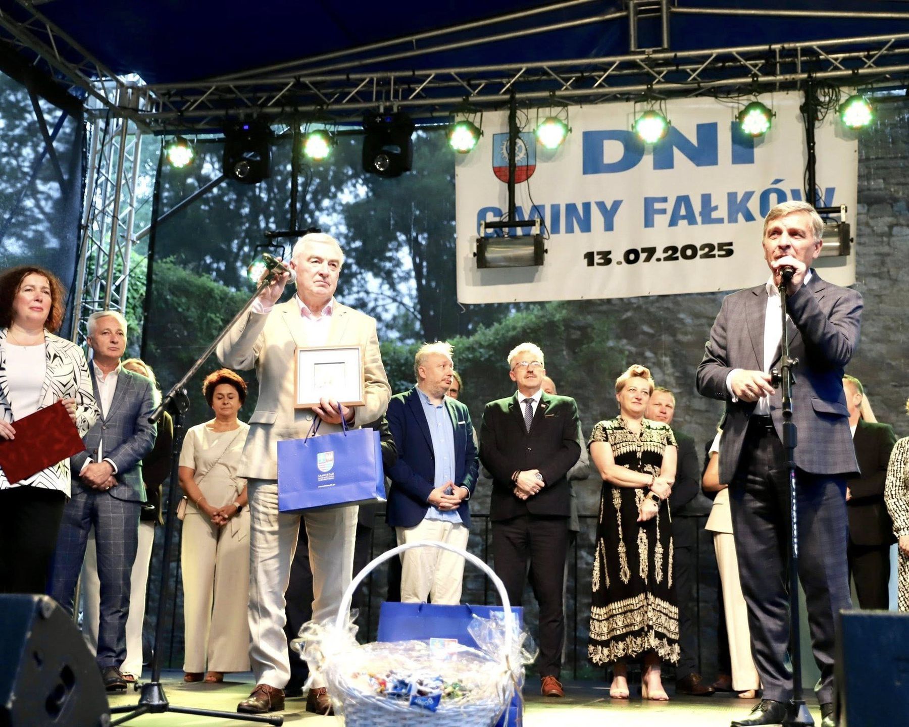 Niedzielne Dni Fałkowa. Dobrej zabawy życzyli gościom członek zarządu województwa Andrzej Pruś i przewodniczący Sejmiku Wojewódzkiego Andrzej Bętkowski