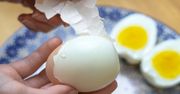 Zrób tak z jajkami po ugotowaniu. Obiorą się praktycznie same – i to kilka na raz