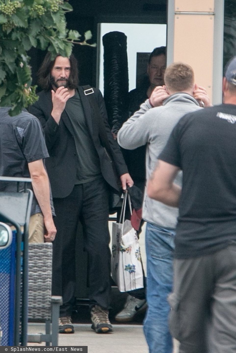 Roześmiani Keanu Reeves i jego dziewczyna na lotnisku