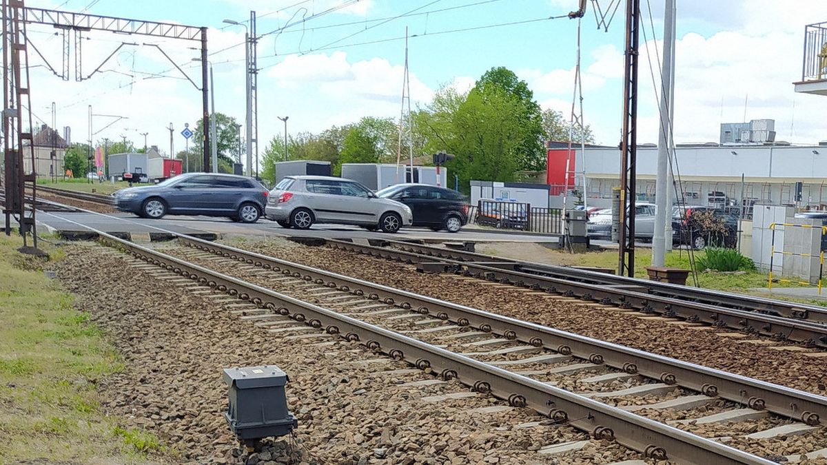 W Polsce mamy 13,7 tys. przejazdów drogowo-kolejowych. Najwięcej, blisko 6 tys., jest takich, na których brakuje zapór, a nawet sygnalizacji świetlnej.