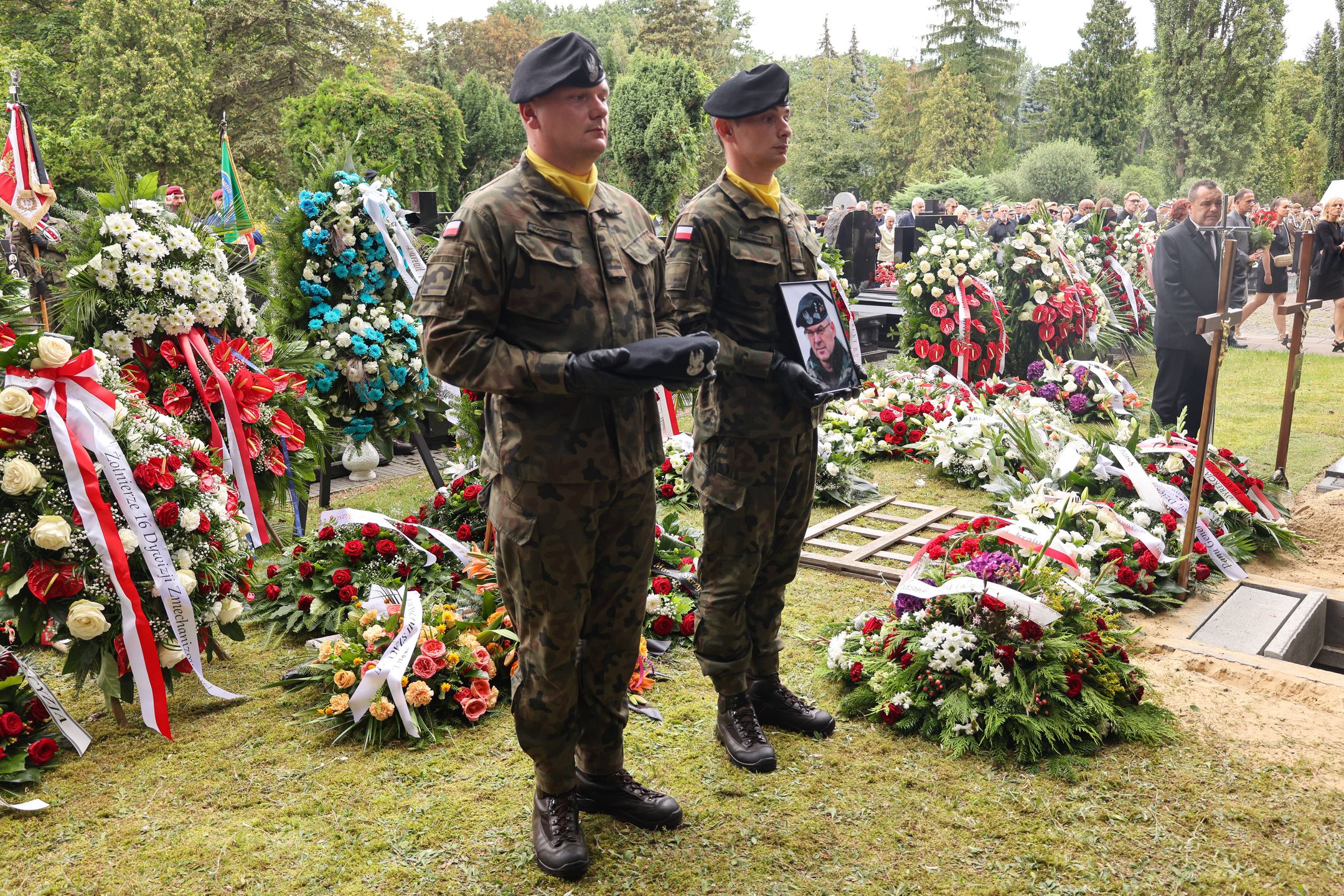 Warszawa, 25.07.2025. Uroczystości pogrzebowe gen. broni Waldemara Skrzypczaka na Powązkach Wojskowych w Warszawie, 25 bm. Dowódca Wielonarodowej Dywizji Centrum-Południe w ramach IV zmiany PKW w Iraku, a w latach 2006?2009 Dowódca Wojsk Lądowych zmarł 21 lipca 2025 r. w wieku 69 lat. (amb) PAP/Albert Zawada
