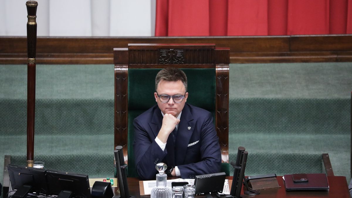 Warszawa, 08.02.2024. Marszałek Sejmu Szymon Hołownia na sali obrad izby w Warszawie, 8 bm. Sejm kontynuuje posiedzenie. Posłowie zajmą się m.in. projektem noweli ustawy ws. pomocy obywatelom Ukrainy w związku z konfliktem zbrojnym na terytorium tego państwa. (amb) PAP/Tomasz Gzell