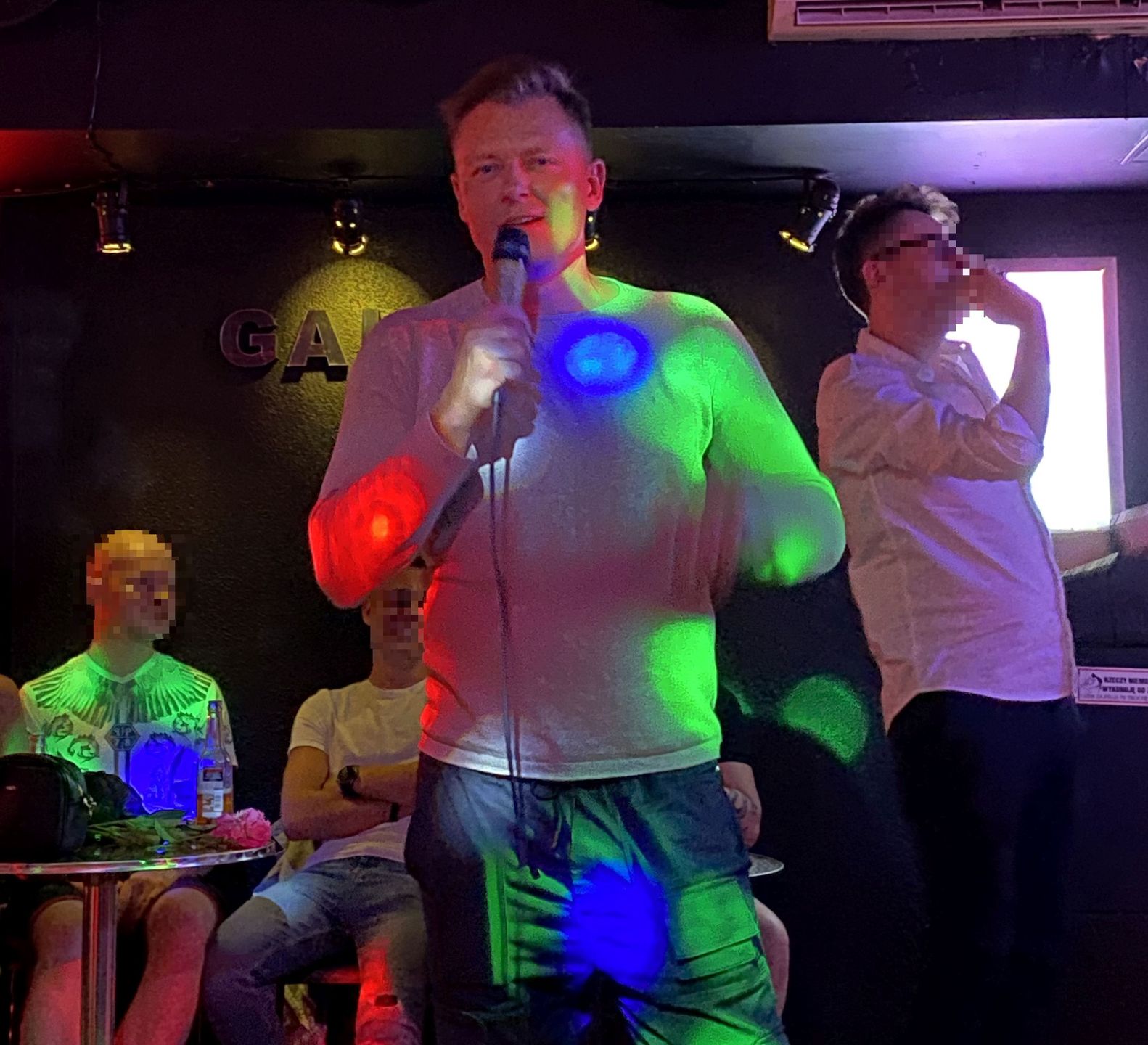Rafał Brzozowski oddaje się uciechom w gejowskim klubie w Warszawie