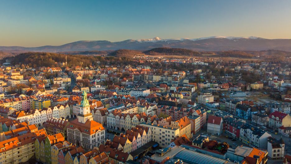 jelenia góra, centrum, karkonosze, stolica karkonoszy, kotlina jeleniogórska, miasto, obwodnica, wjazd do miasta, panorama, wiosna, dzielnica, pasmo gór, góry, giant mountains, hirschberg, riesengebirge, lower silesia, ratusz, rynek, kamienice, stare miasto, plac ratuszowy, dron, z powietrza, z góry, z lotu ptaka
