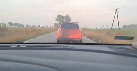Policjant wpadł na maskę fiata. "Przejechał tak kilkanaście metrów"