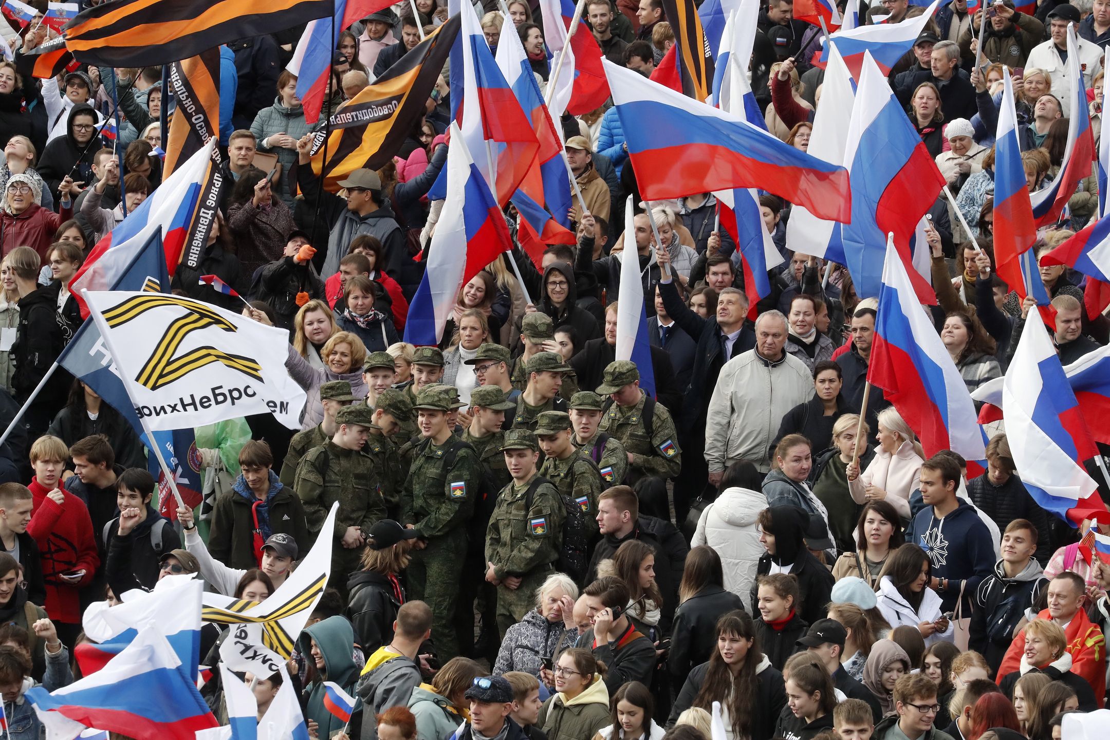 Rally in support of the Donbass region joining the Russian Federation in Moscow
epa10201726 People take part in a rally in support of the Donbass region joining the Russian Federation at Peter&Paul Fortress in St. Petersburg, Russia, 23 September 2022. From September 23 to 27, residents of the Donetsk People's Republic, Luhansk People's Republic, Kherson and Zaporizhzhia regions will vote in the Referendum to join the Russian Federation. Russian President Vladimir Putin said that the Russian Federation will ensure security at referendums in the DPR, LPR, Zaporizhzhia and Kherson regions and support their results.  EPA/ANATOLY MALTSEV 
Dostawca: PAP/EPA.
ANATOLY MALTSEV