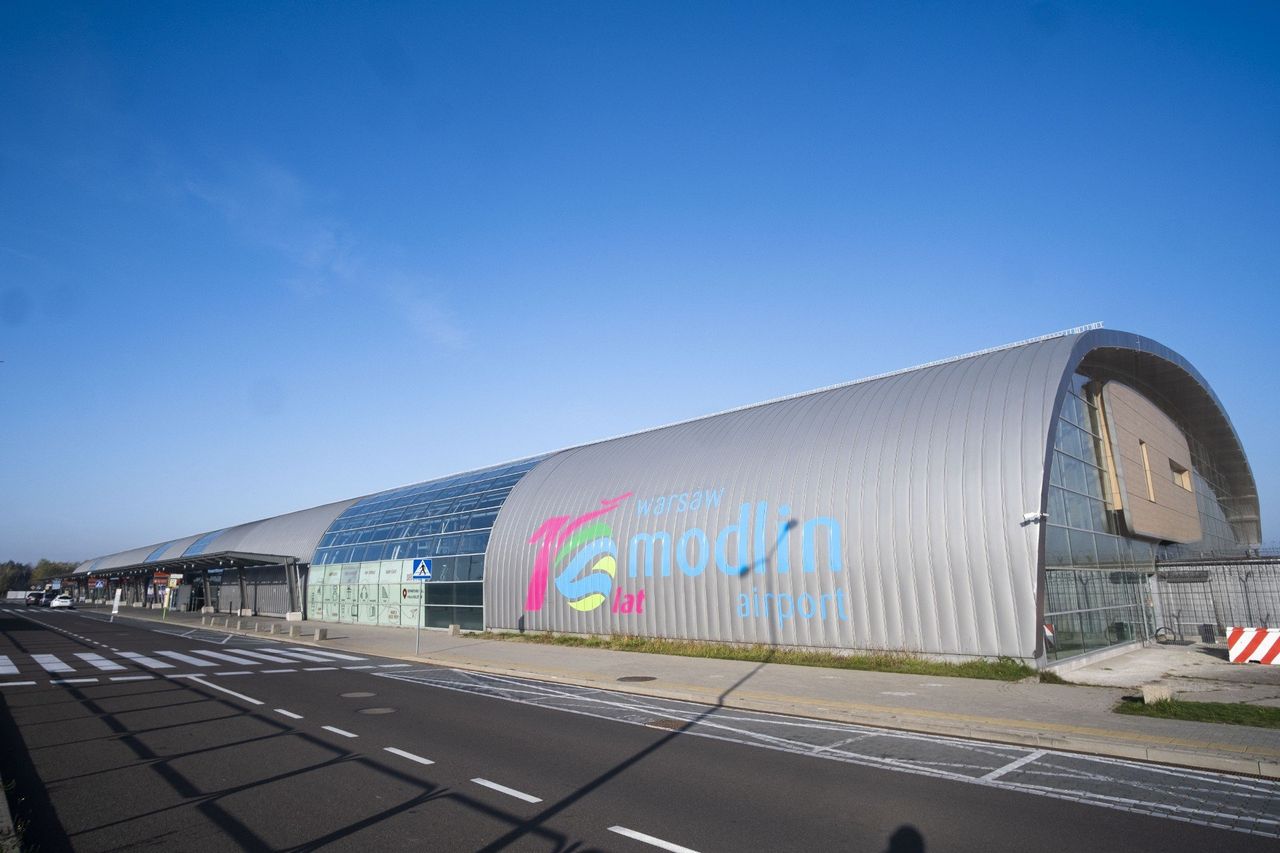 Warszawa: Pasażerowie czekają na tę inwestycję od lat. Pociągiem pod terminal lotniska w Modlinie. Poznaliśmy dokładny termin