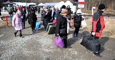 Jak można wesprzeć uchodźców z Ukrainy? Oto lista sprawdzonych zbiórek i organizacji, które pomagają