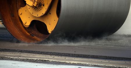Wjazd na świeżo ułożony asfalt skończył się bójką z drogowcami. Posypały się zęby