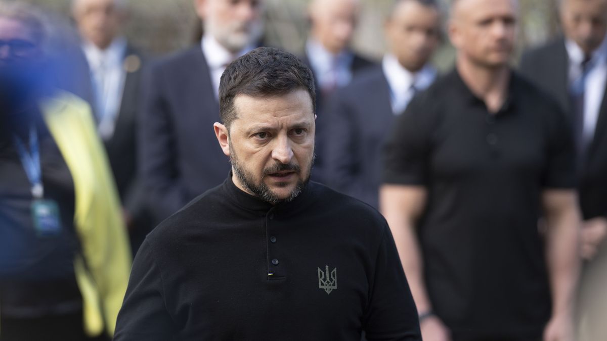 Ukrainian President Zelensky visits site of Russian missile strike in Kyiv
epa12055151 Ukrainian President Volodymyr Zelensky speaks to the media during a visit to the site of a Russian missile strike on a residential area in Kyiv, Ukraine, 25 April 2025, amid the Russian invasion. At least 12 people were killed and 87 others injured after a Russian combined attack with drones and rockets of different types in Kyiv on 24 April 2025, Ukrainian authorities said. Zelensky claimed the Russian missile that struck the Kyiv residential area was supplied by North Korea.  EPA/STRINGER 
Dostawca: PAP/EPA.
STRINGER
Russian invasion, Ukrainian president, Ukraine war