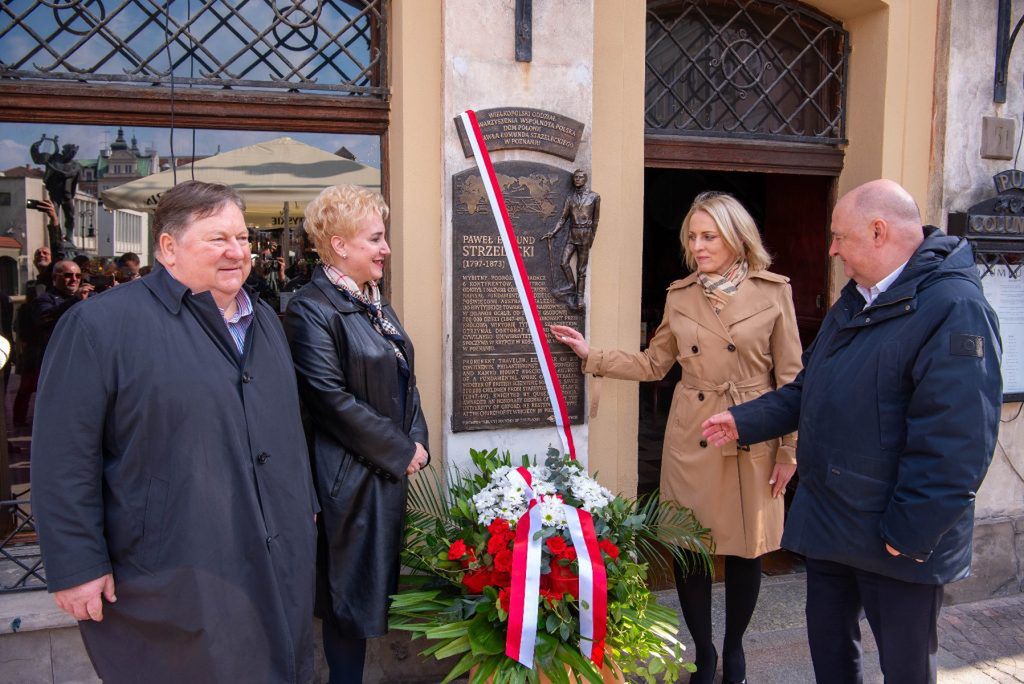 Paweł Edmund Strzelecki upamiętniony w centrum Poznania. Nowa tablica na fasadzie Domu Polonii