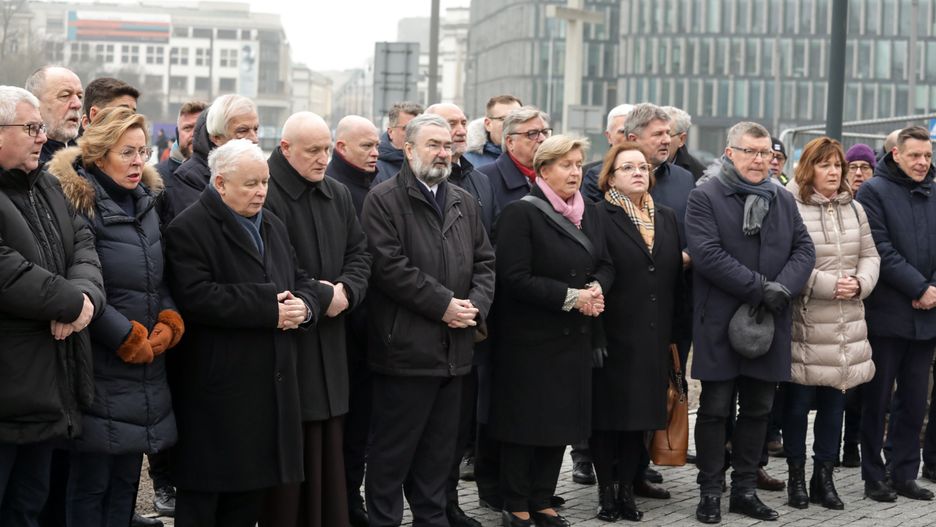 Europosłowie PiS otoczyli Jarosława Kaczyńskiego podczas ostatniej miesięcznicy smoleńskiej