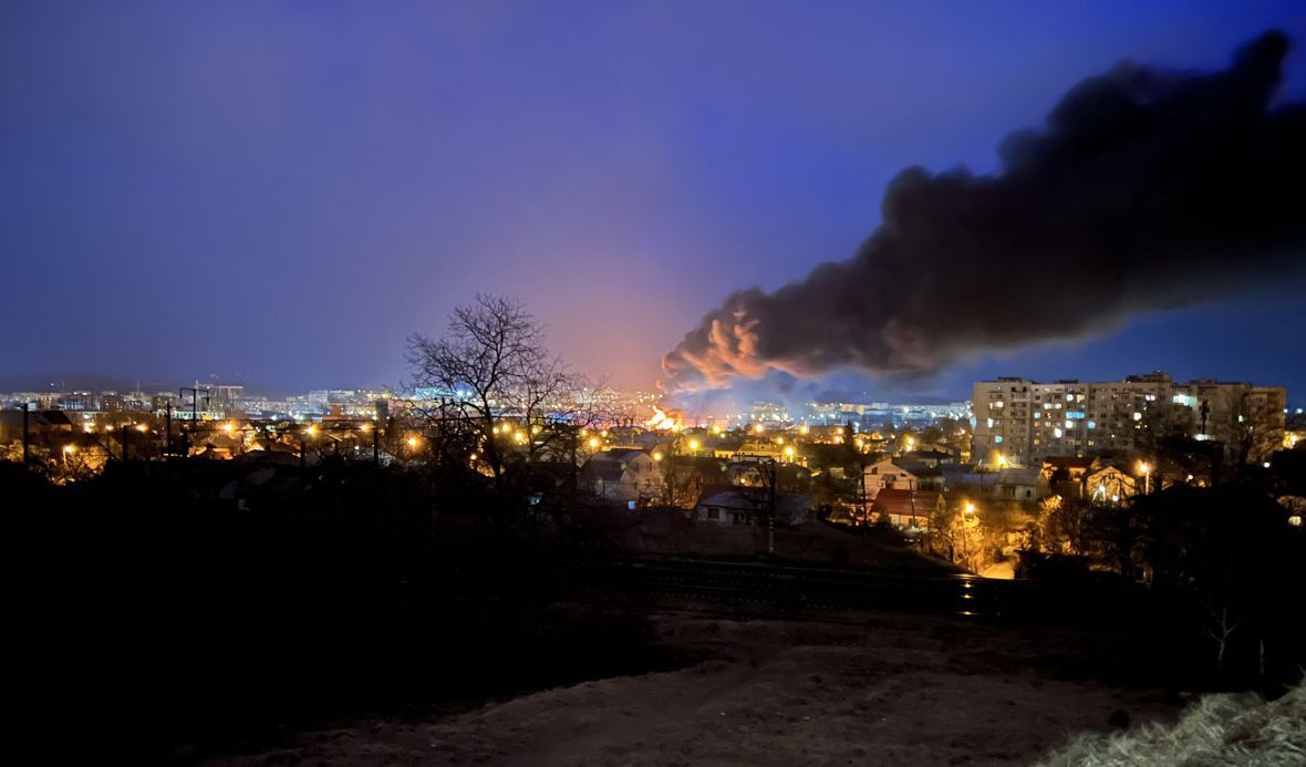 Panorama Lwowa, na który spadają rakiety