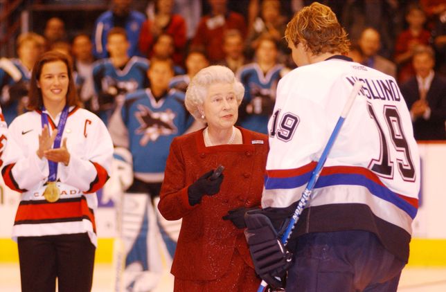 Królowa Elżbieta na meczu hokeja w Kanadzie