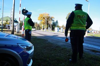 Śląsk: Auto osobowe wjechało pod pociąg. Kierująca nim kobieta zignorowała czerwone światło...