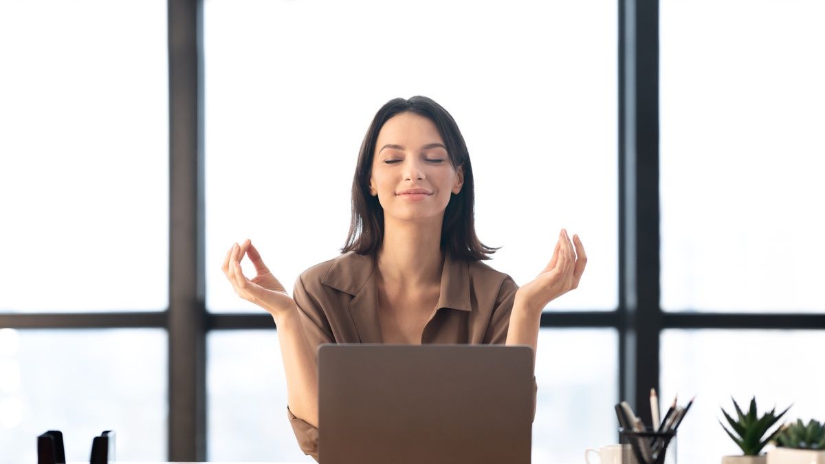 Kobieta, która się relaksuje.