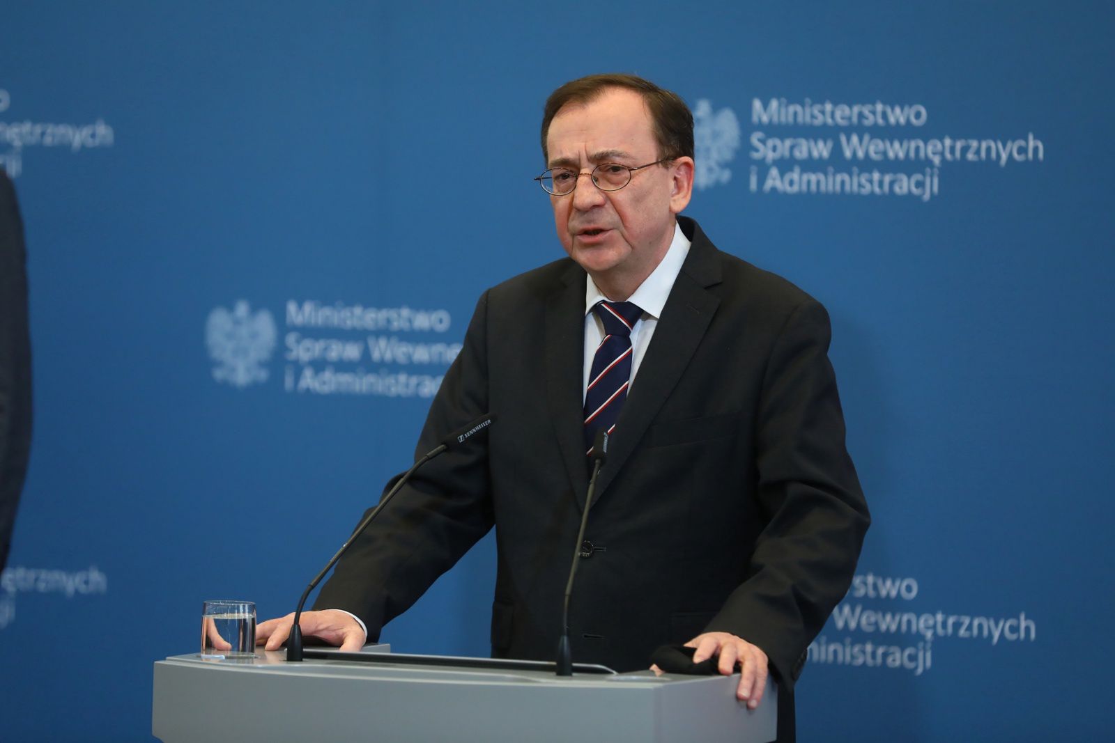 Wszystkim naszym ukraińskim braciom okażemy pełne wsparcie – powiedział podczas konferencji prasowej poświęconej konfliktowi na Ukrainie Mariusz Kamiński, szef MSWiA. (PAP/Rafał Guz)