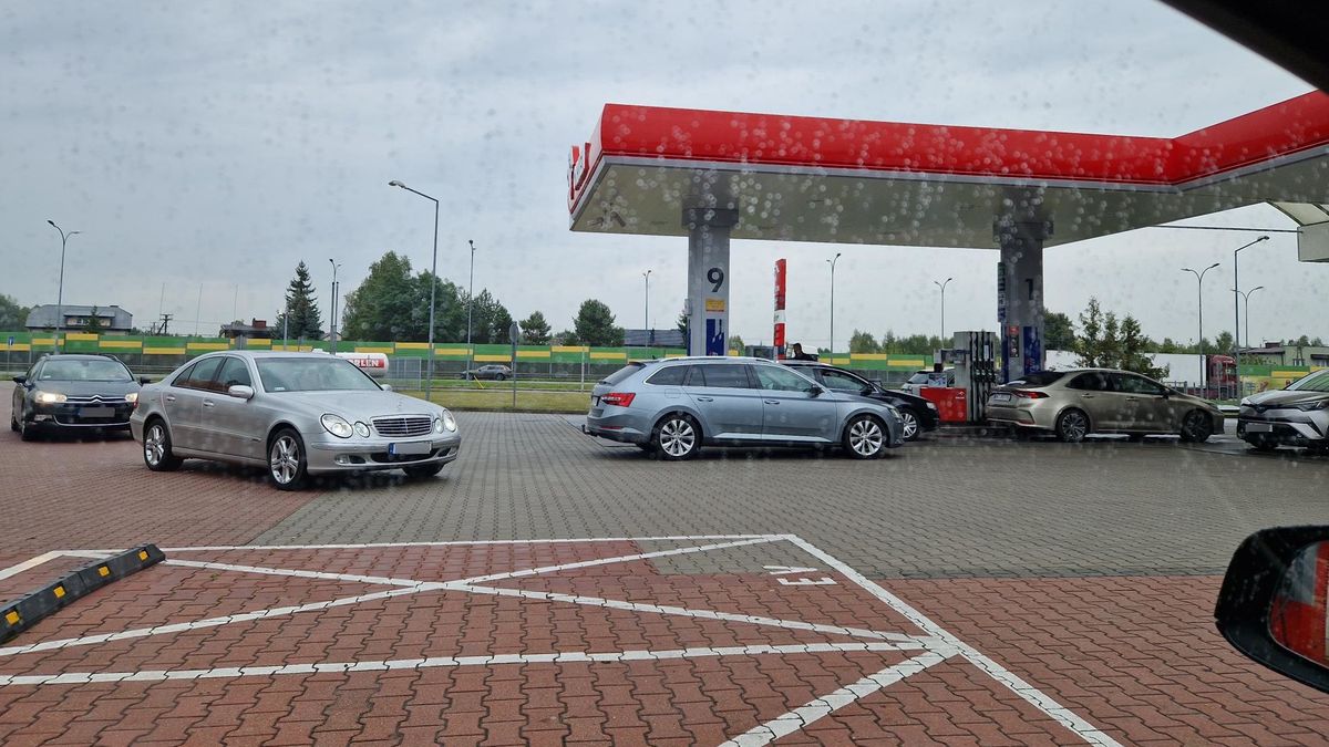 Kolejka na stacji paliw