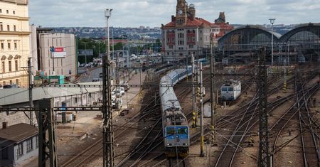 Ukradł 70 metrów kabla. Doprowadził do chaosu na kolei w Czechach