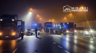 S2: Karambol 9 pojazdów. Czworo dzieci pod opieką ratowników. Droga zablokowana