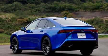 Toyota Mirai nie zamienia wody w wino, ale wodór w prąd. Jak działa i co w sobie kryje?