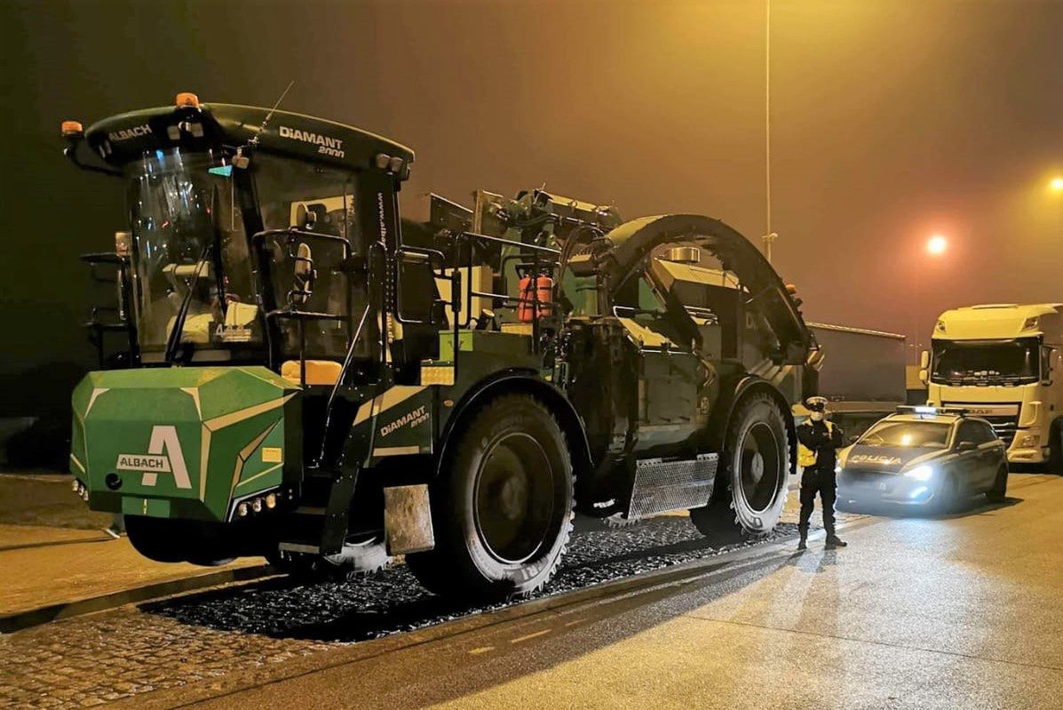 Kombajn jechał autostradą A1. Nie powinien się na niej znaleźć