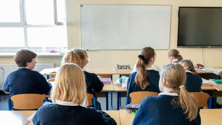 Uczniowie w szkole. Zdjęcie poglądowe