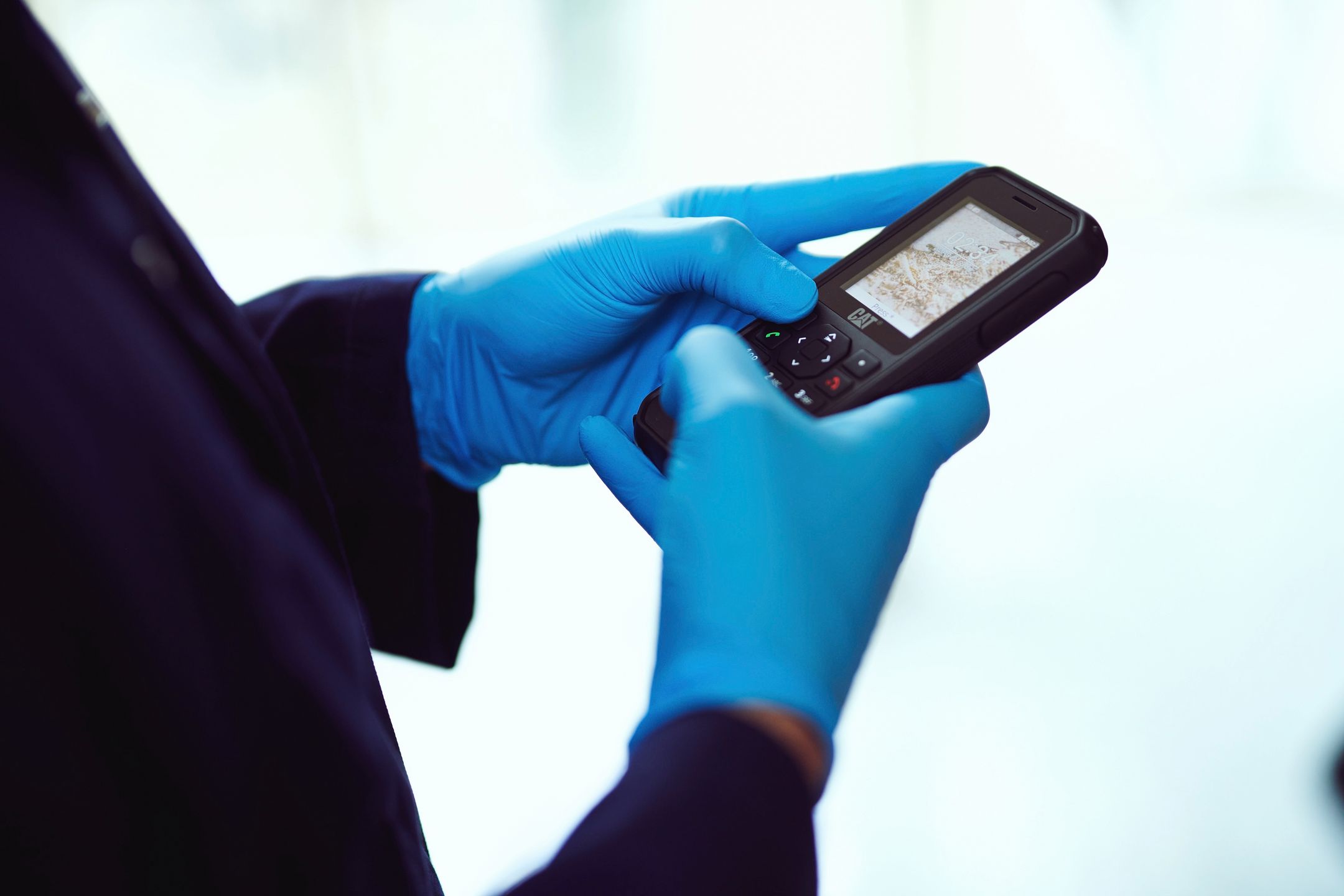 Twój smartfon jest brudniejszy niż deska klozetowa. CAT chce to zmienić i wypuszcza dwa nowe "czyste" telefony 3