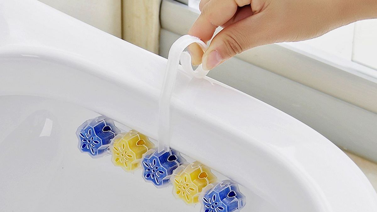 Odświeżacz do WC. Jak prawidłowo założyć? 1