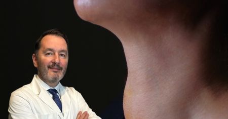 "Chciał mieć piękny uśmiech, stracił połowę twarzy". Lekarz zaleca regułę "1 przez 3"