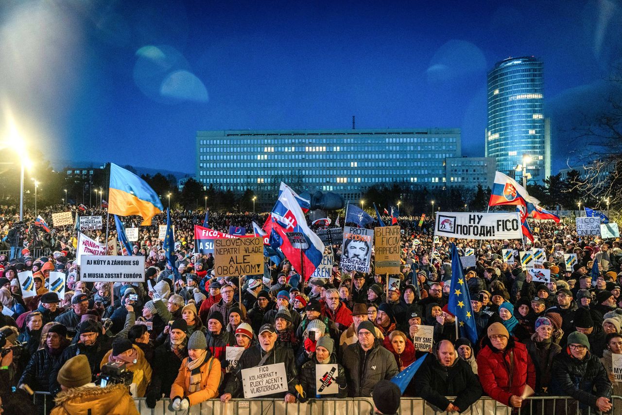 Volkszorn in der Slowakei: Tausende protestieren gegen Fico