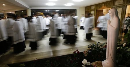 Legion Chrystusa w apartamentowcu w centrum Krakowa. Patronat kard. Dziwisza