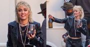 Uśmiechnięta Miley Cyrus wyprowadza na spacer kieliszek czerwonego wina (ZDJĘCIA)