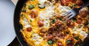 Omlet z pomidorami i mozzarellą
