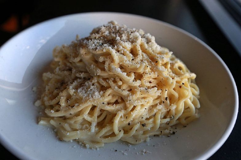 Spaghetti cacio e pepe to szalenie proste danie, które wykonasz w 10 minut. 